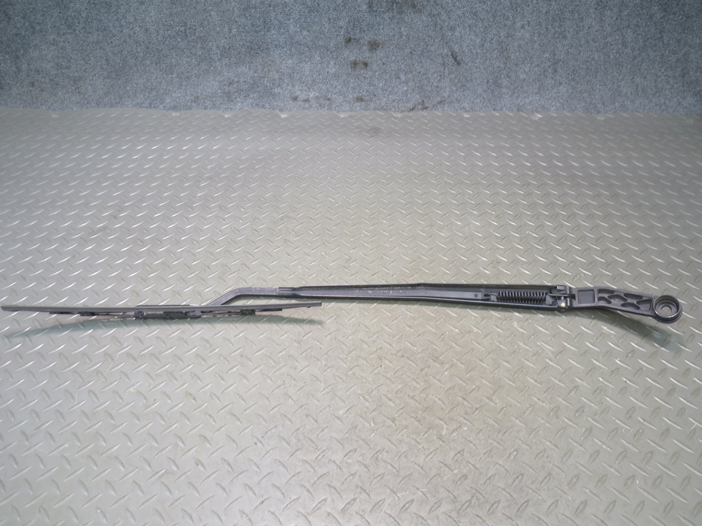 01-06 Lexus UCF30L LS430 Set of 2 Front Left & Right Wiper Arm OEM
