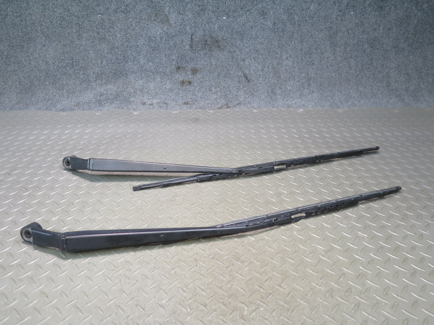 1998-2007 Lexus UZJ100L LX470 Front Left & Right Windshield Wiper Arm Set of 2