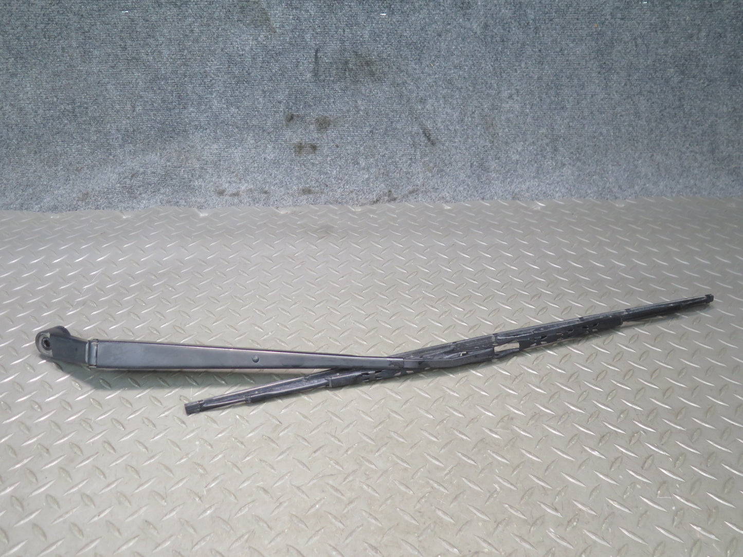 1998-2007 Lexus UZJ100L LX470 Front Left & Right Windshield Wiper Arm Set of 2
