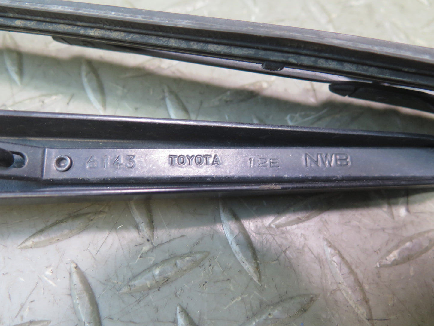 1998-2007 Lexus UZJ100L LX470 Front Left & Right Windshield Wiper Arm Set of 2