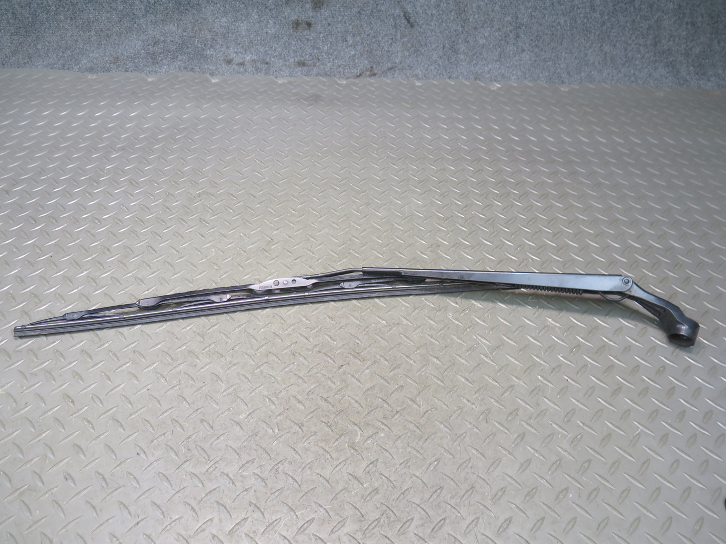 1998-2007 Lexus UZJ100L LX470 Front Left & Right Windshield Wiper Arm Set of 2