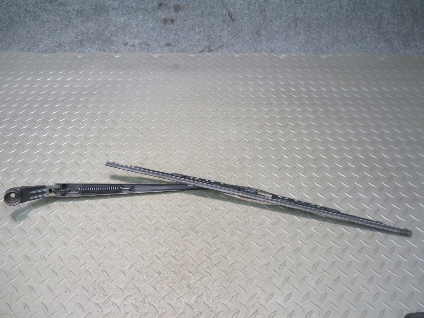 1998-2007 Lexus UZJ100L LX470 Front Left & Right Windshield Wiper Arm Set of 2