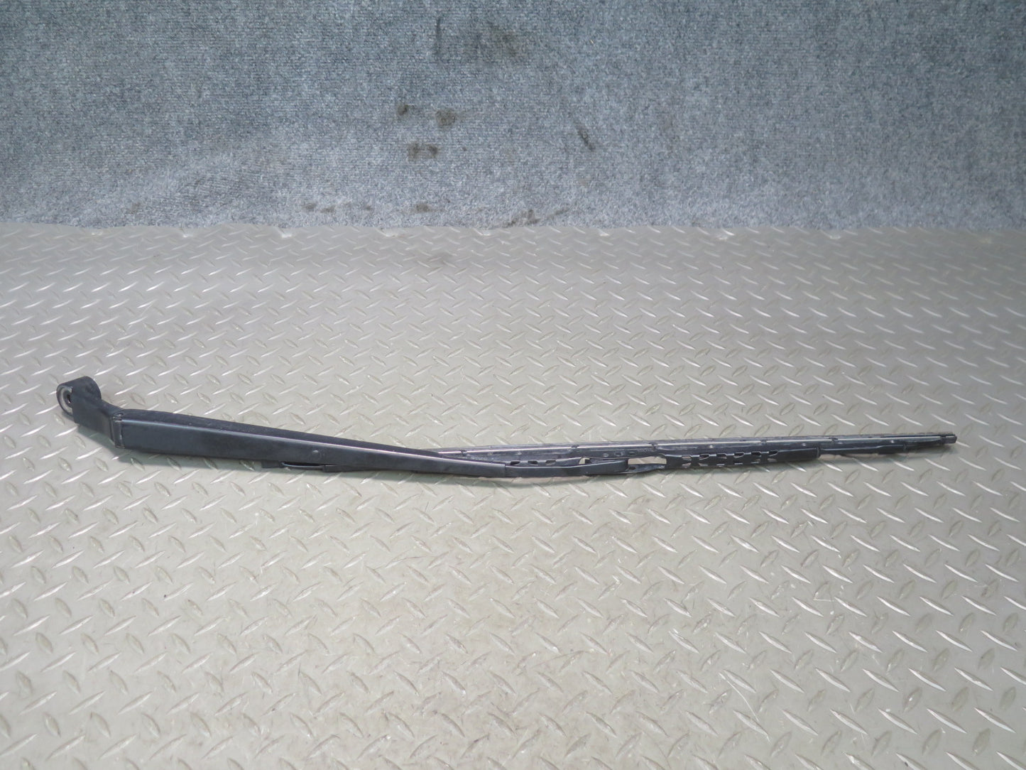 1998-2007 Lexus UZJ100L LX470 Front Left & Right Windshield Wiper Arm Set of 2