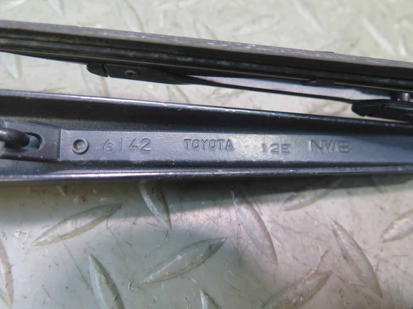 1998-2007 Lexus UZJ100L LX470 Front Left & Right Windshield Wiper Arm Set of 2