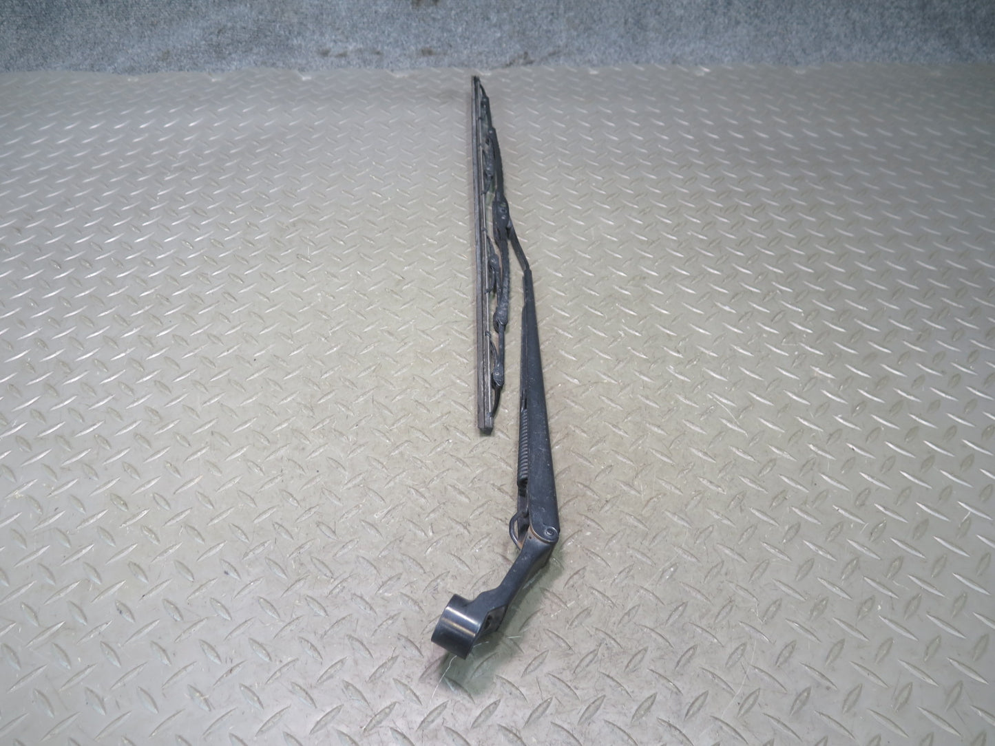 1998-2007 Lexus UZJ100L LX470 Front Left & Right Windshield Wiper Arm Set of 2
