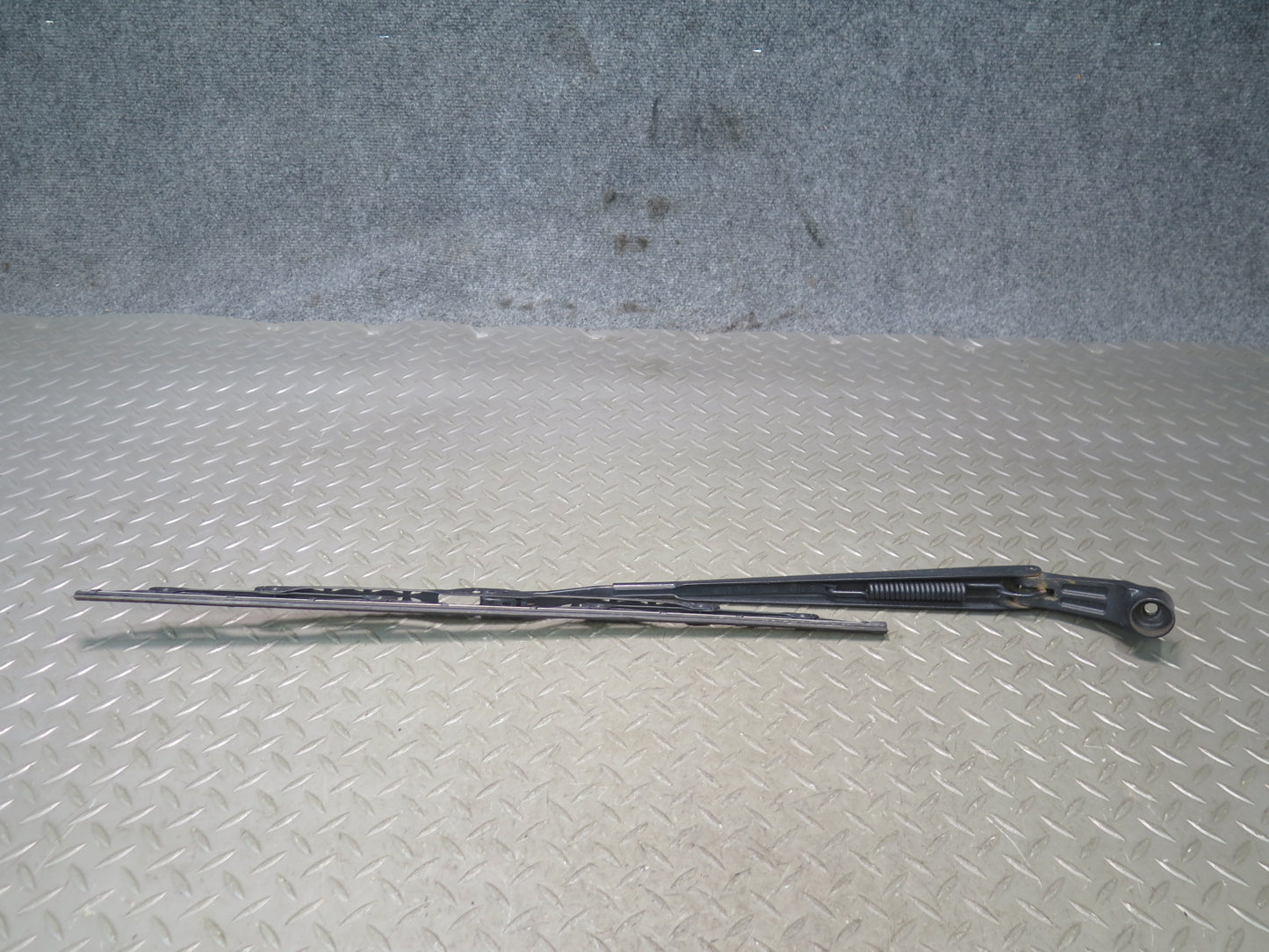 1998-2007 Lexus UZJ100L LX470 Front Left & Right Windshield Wiper Arm Set of 2