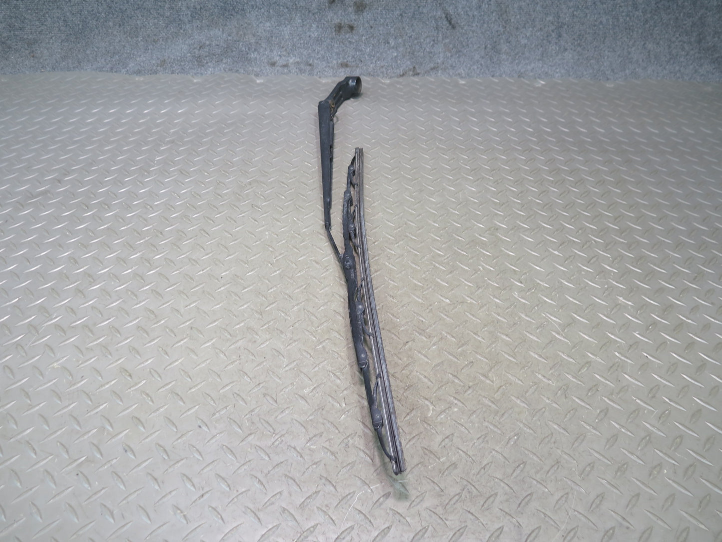 1998-2007 Lexus UZJ100L LX470 Front Left & Right Windshield Wiper Arm Set of 2