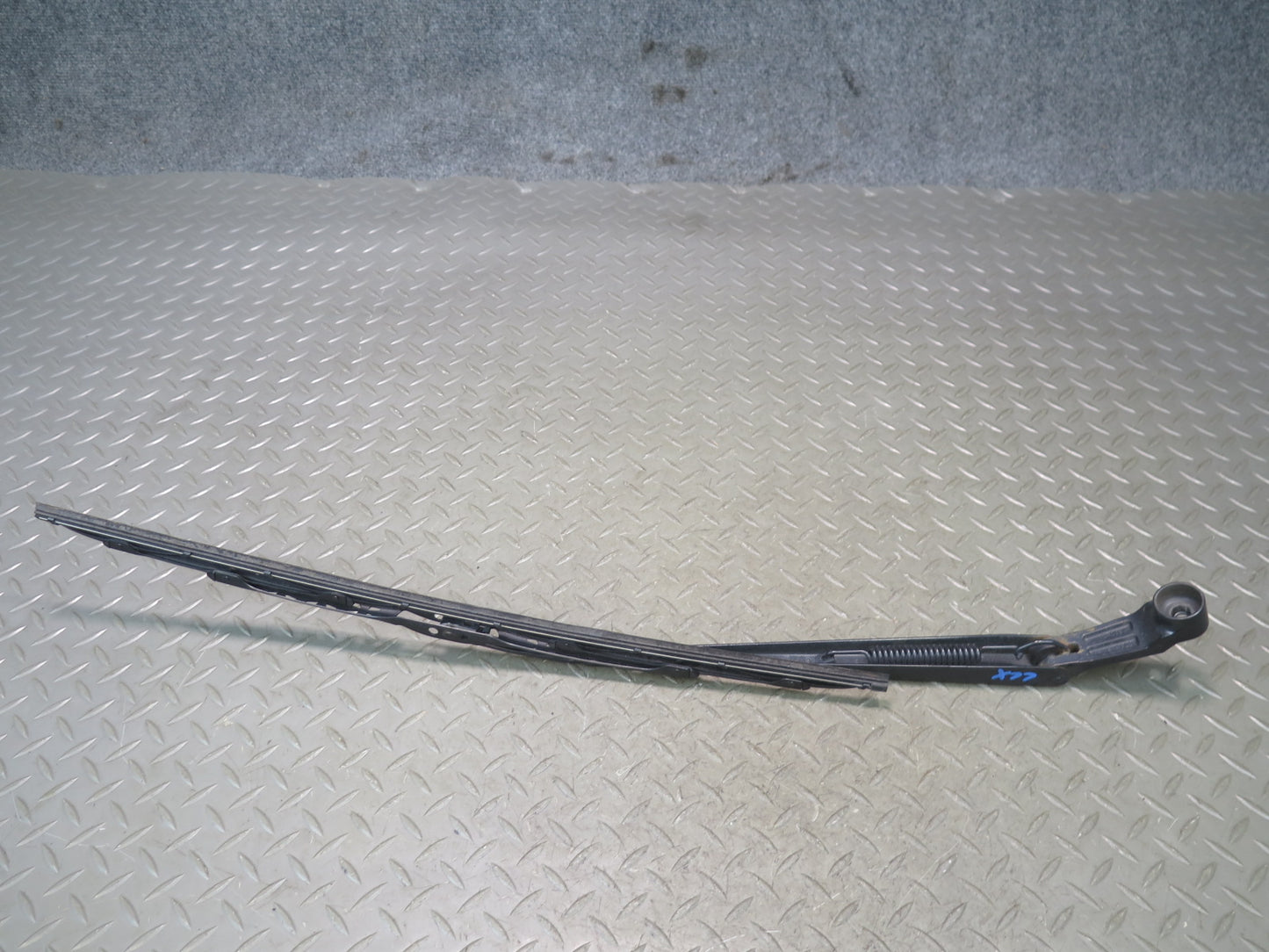 1998-2007 Lexus UZJ100L LX470 Front Left & Right Windshield Wiper Arm Set of 2