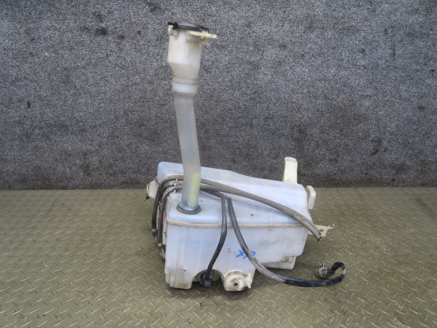 1998-2007 Lexus UZJ100L LX470 Windshield Washer Fluid Reservoir Tank Neck Pump