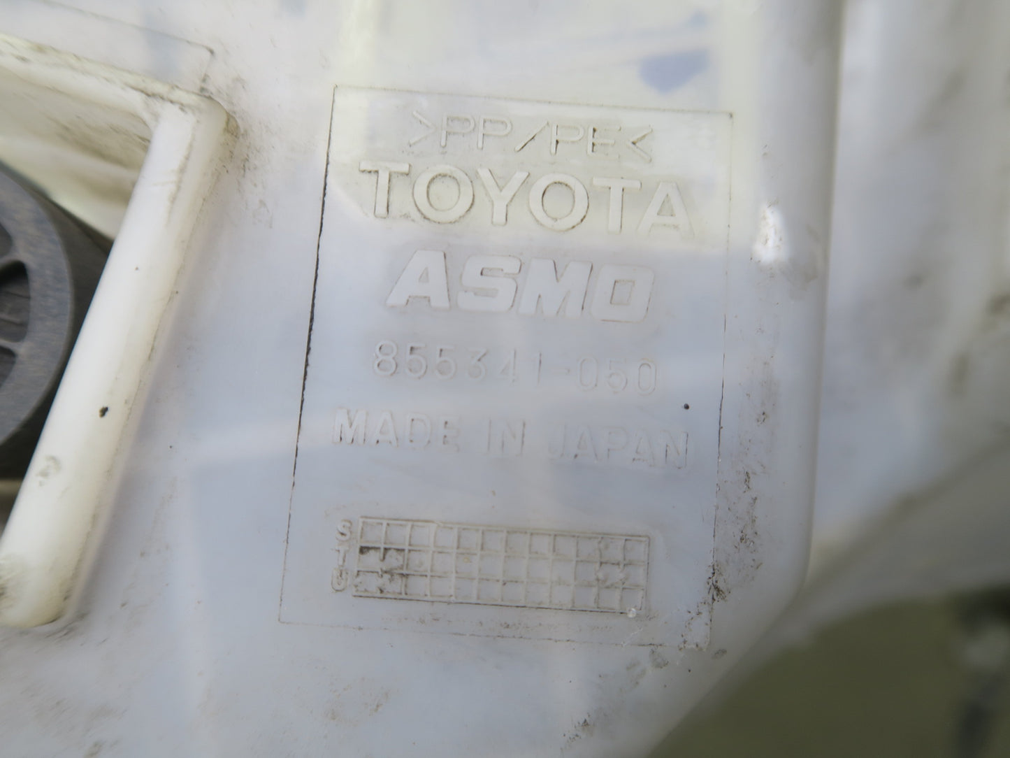 1998-2007 Lexus UZJ100L LX470 Windshield Washer Fluid Reservoir Tank Neck Pump