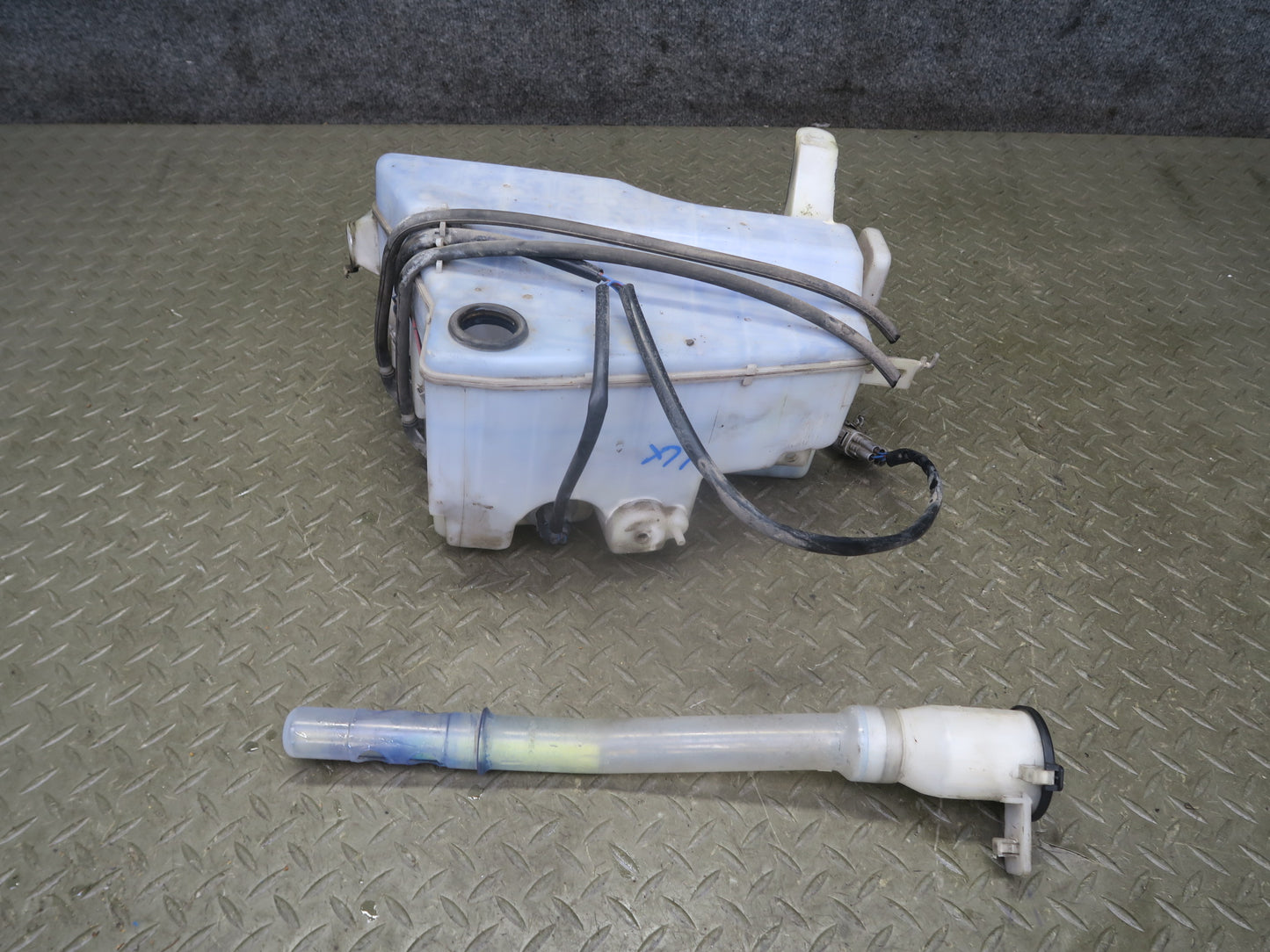 1998-2007 Lexus UZJ100L LX470 Windshield Washer Fluid Reservoir Tank Neck Pump