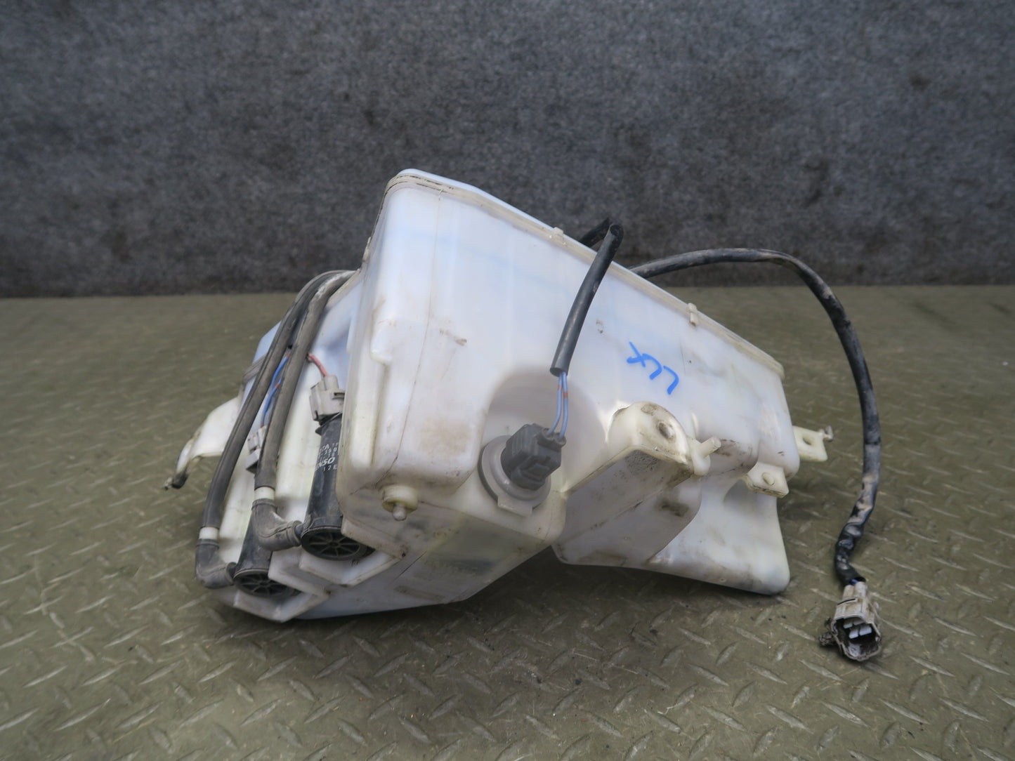 1998-2007 Lexus UZJ100L LX470 Windshield Washer Fluid Reservoir Tank Neck Pump