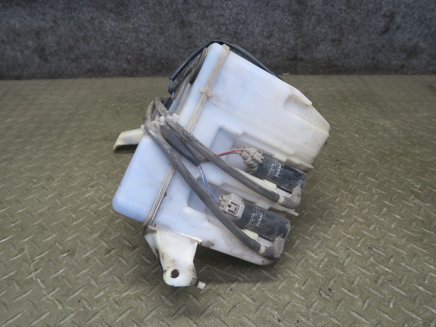 1998-2007 Lexus UZJ100L LX470 Windshield Washer Fluid Reservoir Tank Neck Pump