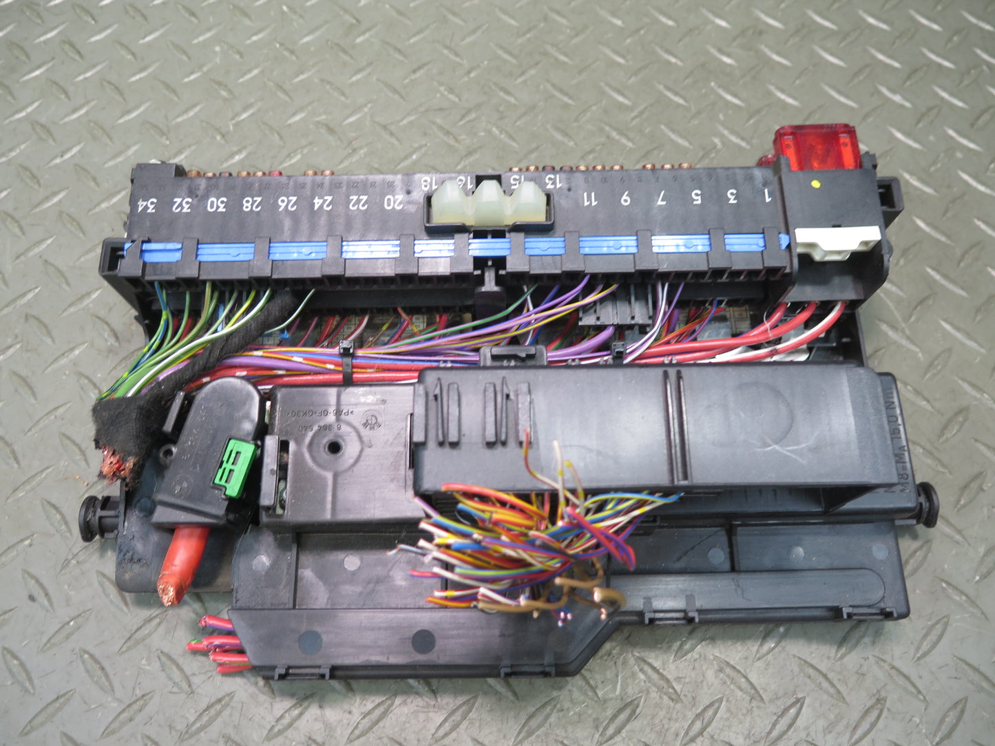 01-06 BMW E46 330ci Power Distribution Fuse Relay Box Module 8364542 OEM