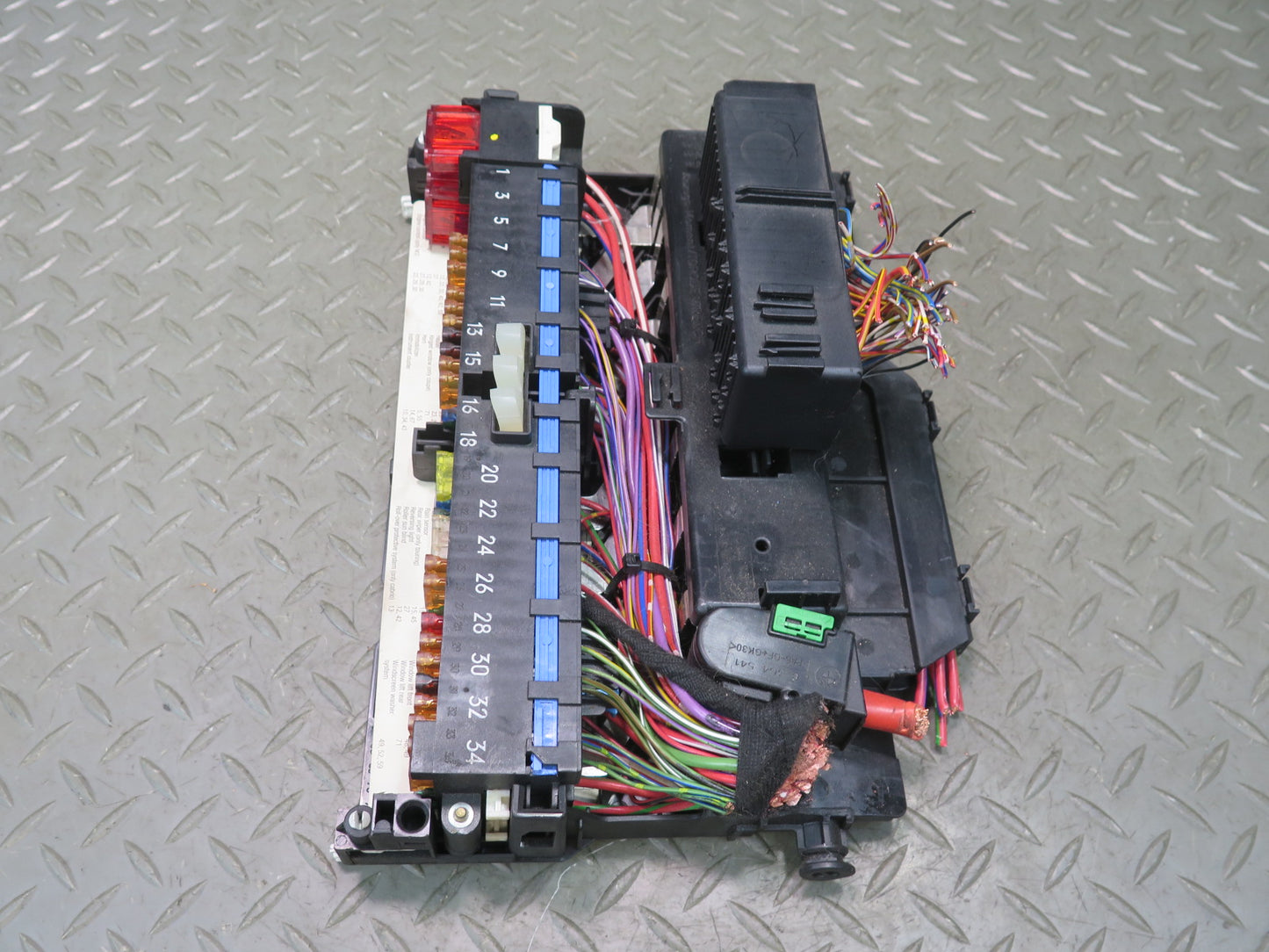 01-06 BMW E46 330ci Power Distribution Fuse Relay Box Module 8364542 OEM