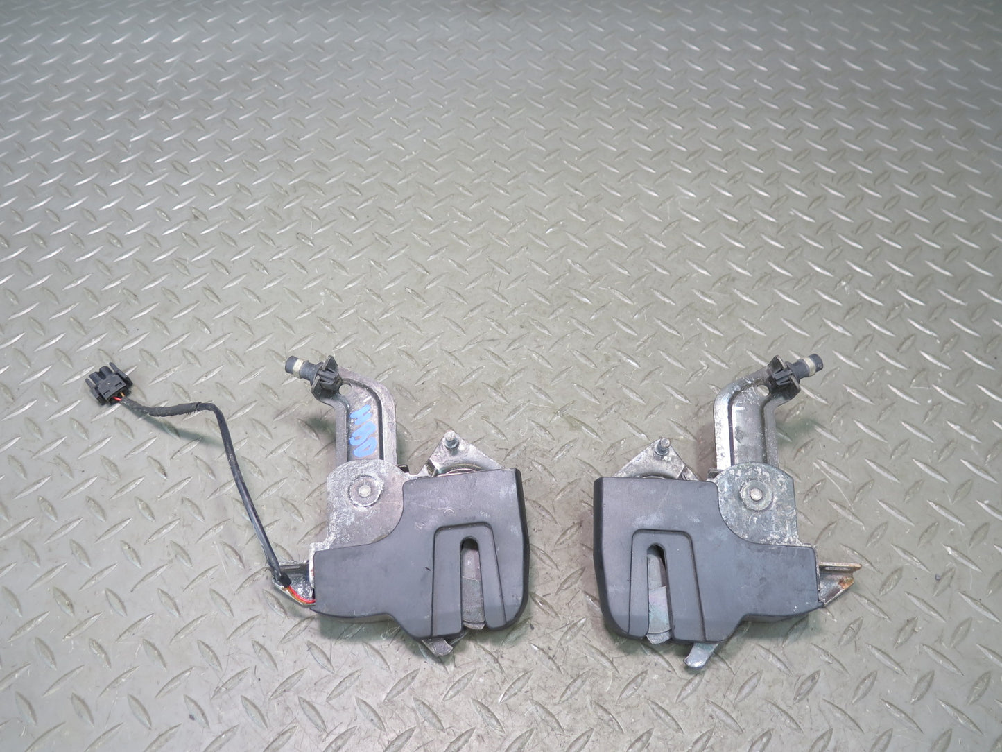 01-06 BMW E46 330ci Convertible Set of 2 Rear Folding TOP Roof Lock Latch OEM