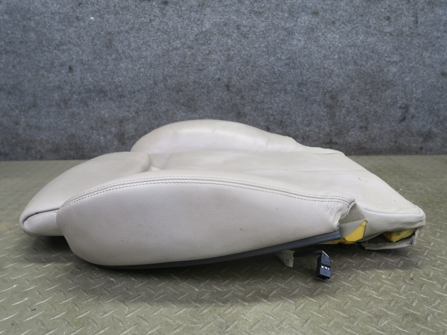 2006-2008 BMW E64 M6 Convertible Front Right Sport Seat Lower Leather Cushion