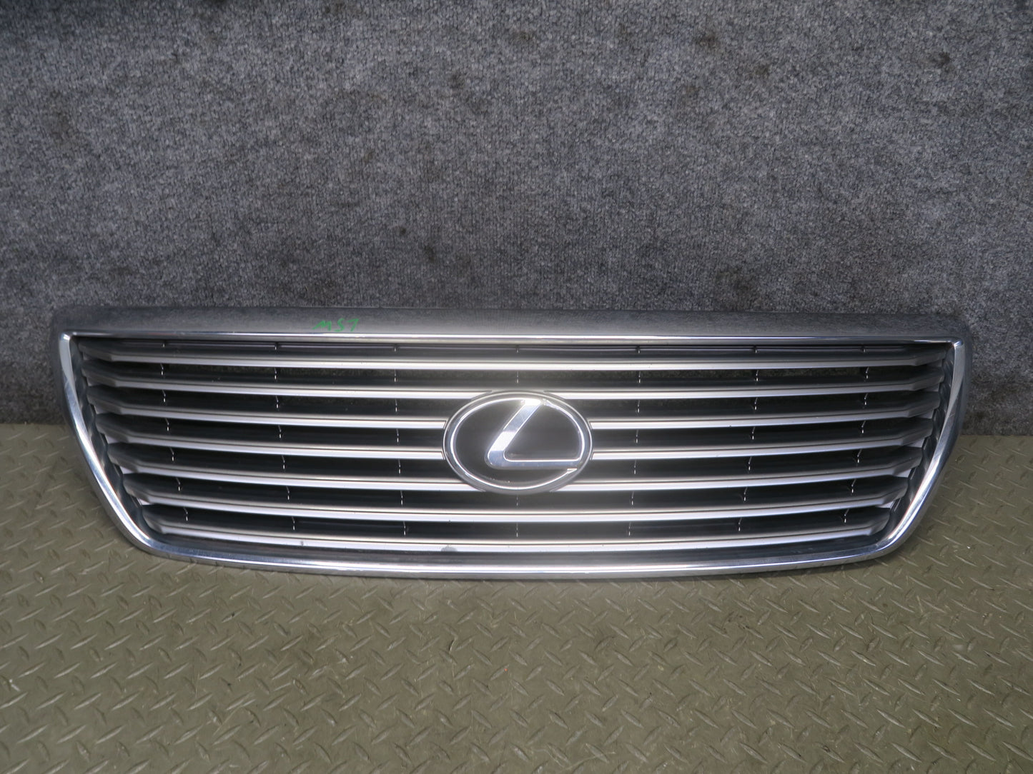 04-06 Lexus UCF30L LS430 Front Upper Hood Chrome Grille w Emblem OEM