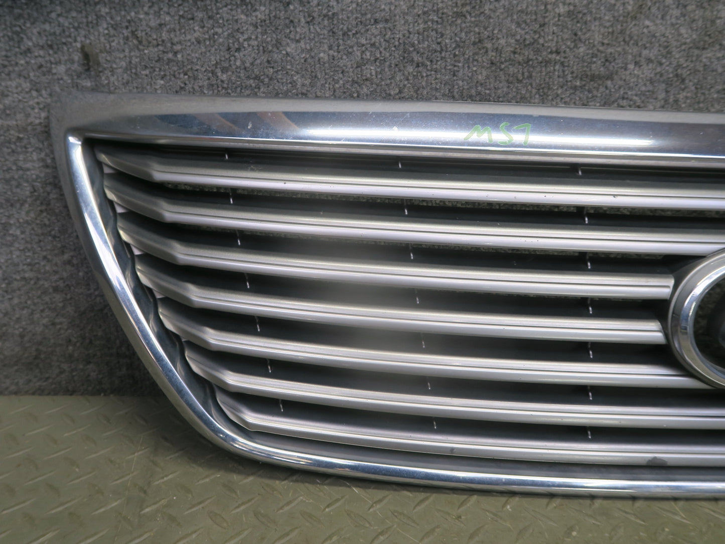 04-06 Lexus UCF30L LS430 Front Upper Hood Chrome Grille w Emblem OEM