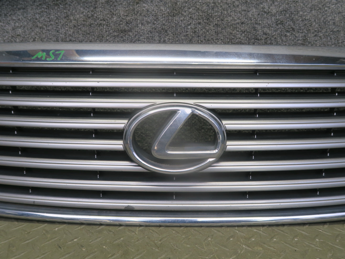 04-06 Lexus UCF30L LS430 Front Upper Hood Chrome Grille w Emblem OEM