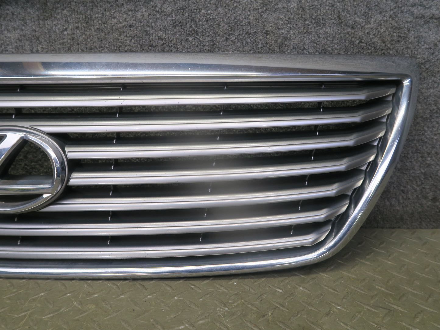04-06 Lexus UCF30L LS430 Front Upper Hood Chrome Grille w Emblem OEM