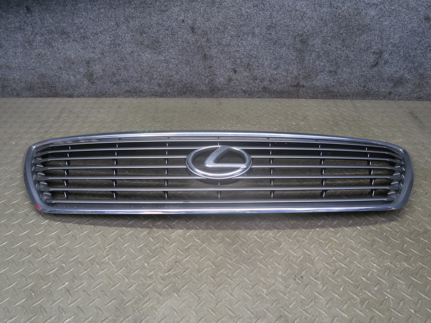 04-06 Lexus UCF30L LS430 Front Upper Hood Chrome Grille w Emblem OEM