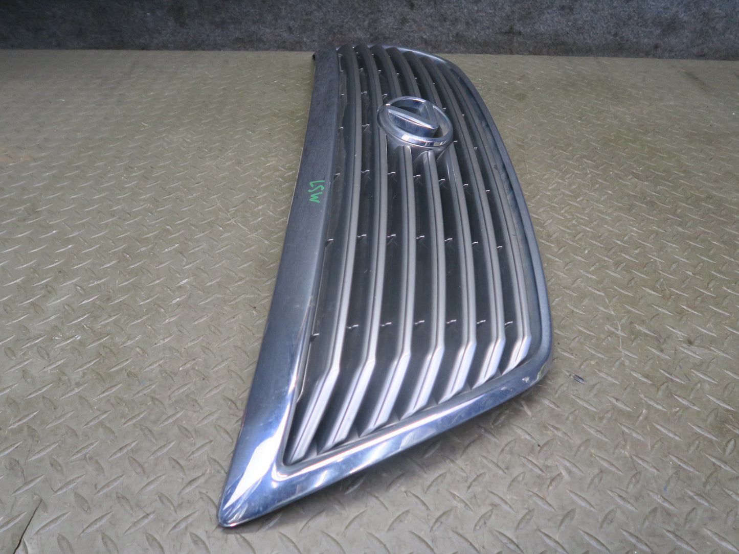 04-06 Lexus UCF30L LS430 Front Upper Hood Chrome Grille w Emblem OEM
