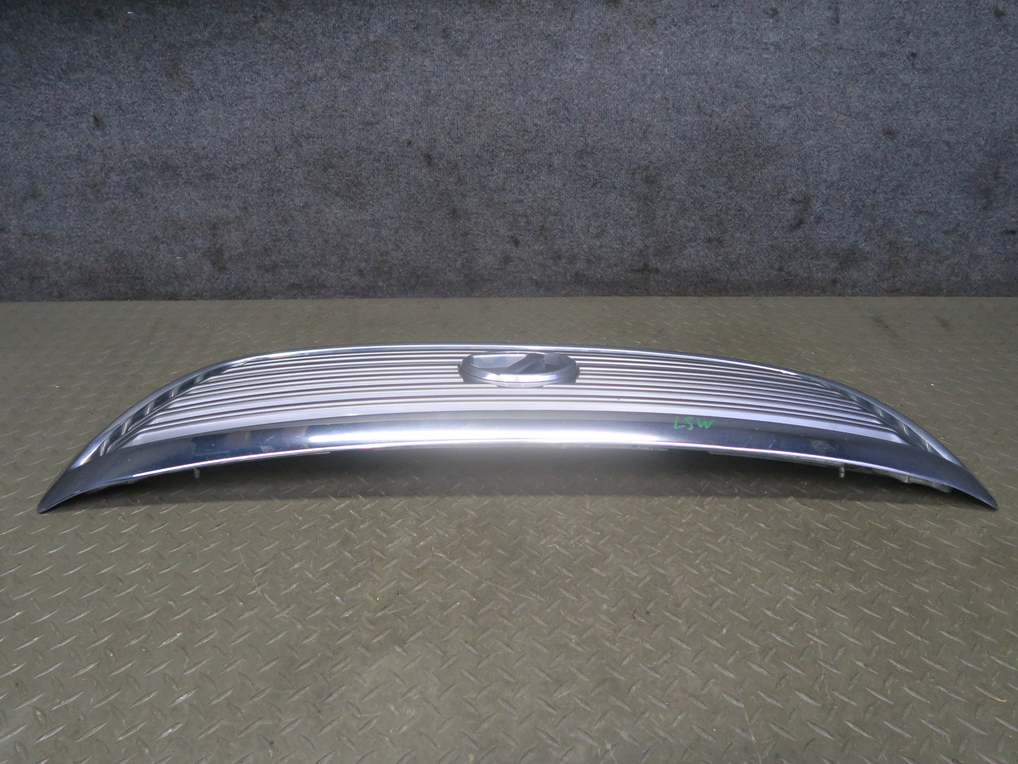 04-06 Lexus UCF30L LS430 Front Upper Hood Chrome Grille w Emblem OEM