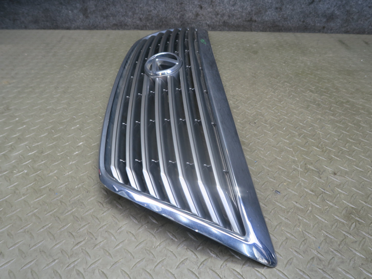 04-06 Lexus UCF30L LS430 Front Upper Hood Chrome Grille w Emblem OEM
