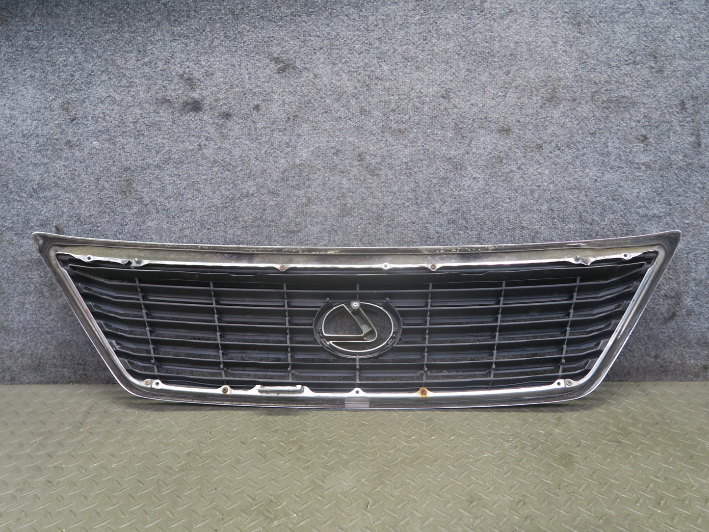 04-06 Lexus UCF30L LS430 Front Upper Hood Chrome Grille w Emblem OEM