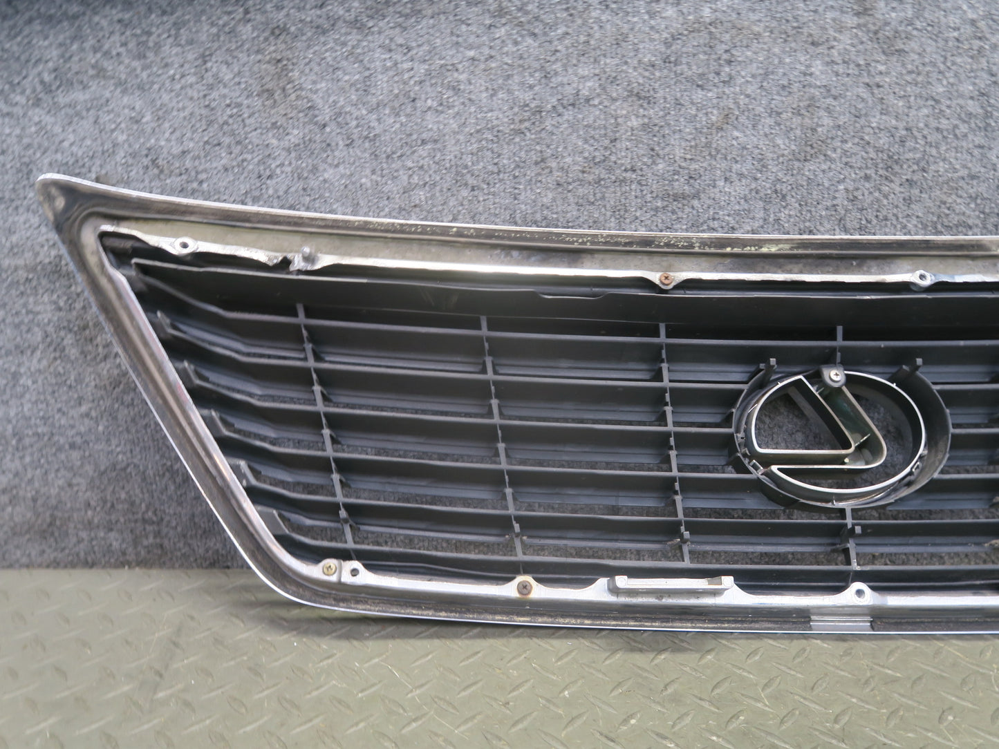 04-06 Lexus UCF30L LS430 Front Upper Hood Chrome Grille w Emblem OEM