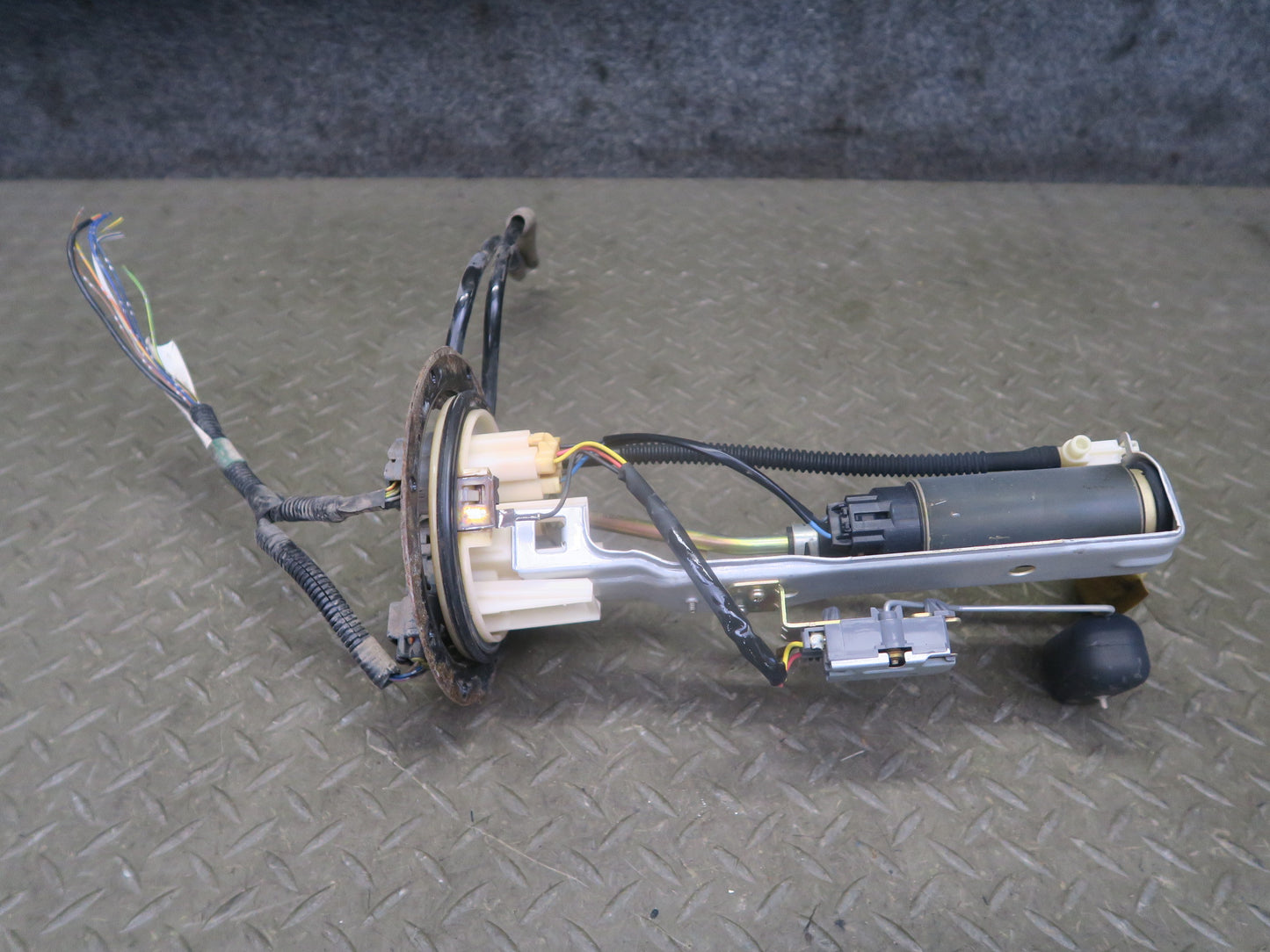 2003-2005 Lexus UZJ100L LX470 Fuel Pump Level Sensor Assembly 82413-60040