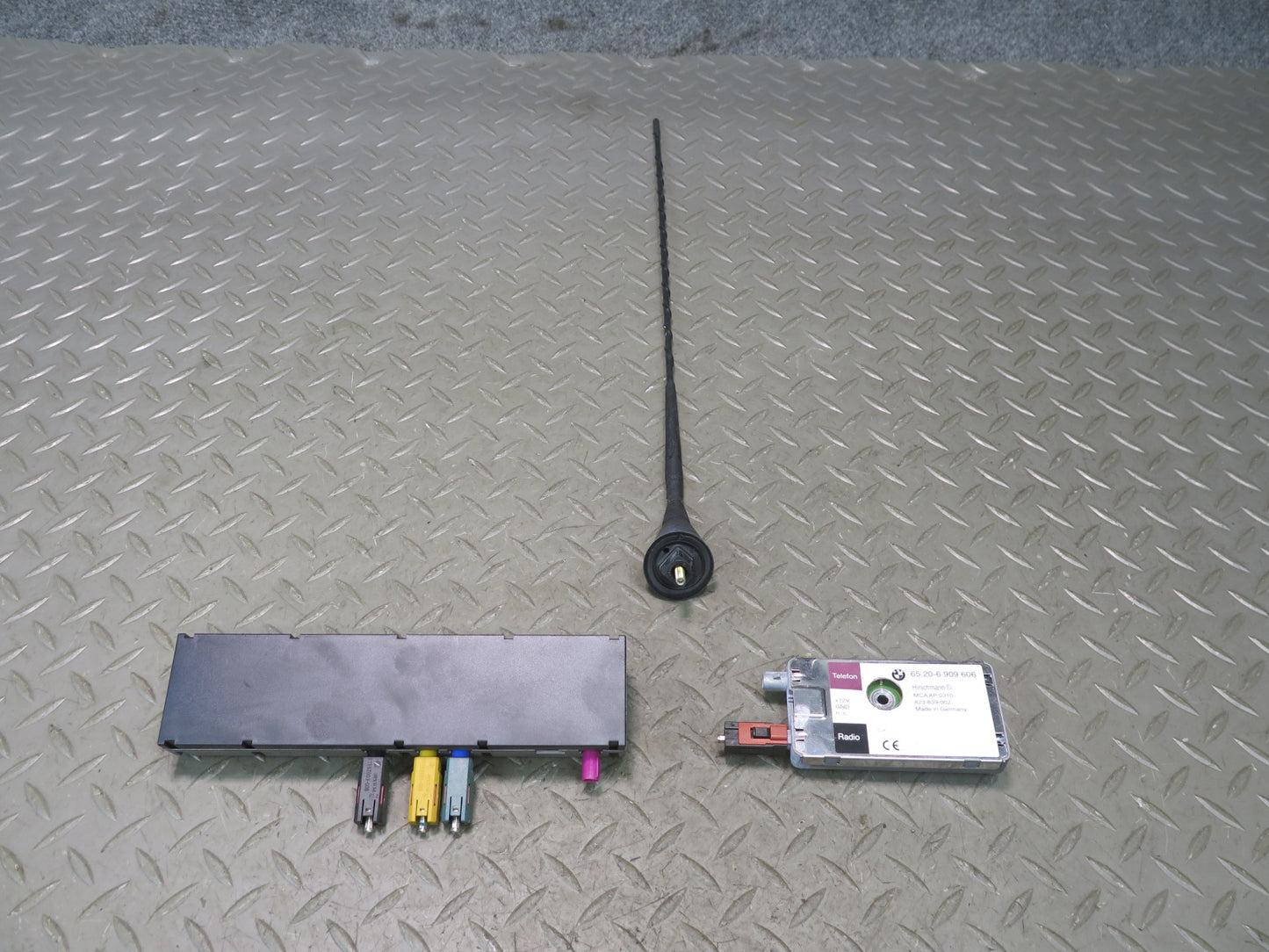 01-06 BMW E46 330ci Convert Rear Exterior Radio Antenna w Base & Amplifier OEM