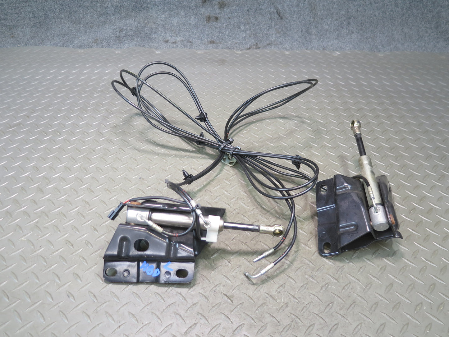 01-06 BMW E46 330ci Convertible TOP Roof Left & Right Hydraulic Cylinder Set OEM