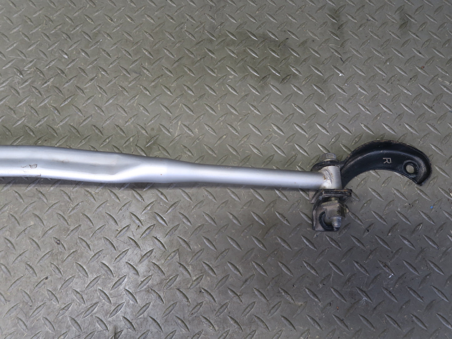 95-97 Nissan Gloria HY33 3.0L AT Front Strut Tower Bar Brace OEM