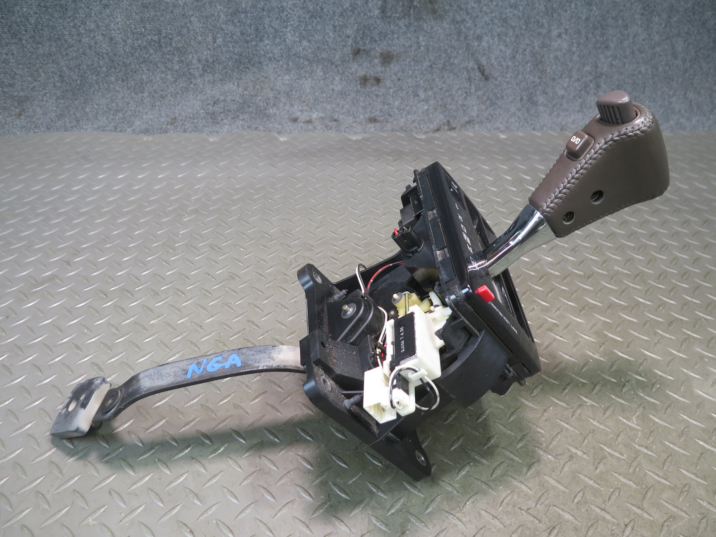 95-97 Nissan Gloria HY33 A/T Automatic Transmission Gear Shifter w Trim OEM