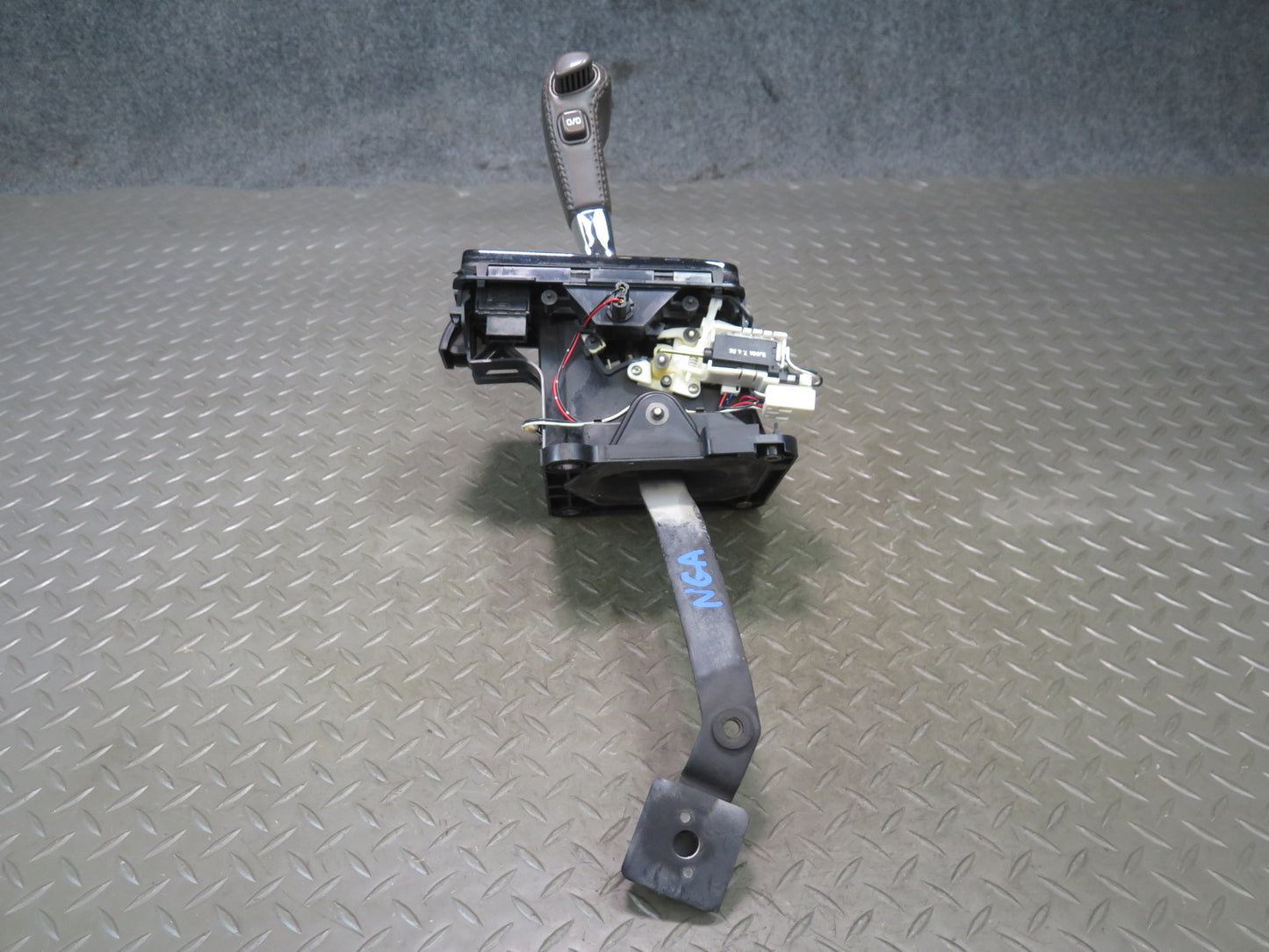 95-97 Nissan Gloria HY33 A/T Automatic Transmission Gear Shifter w Trim OEM