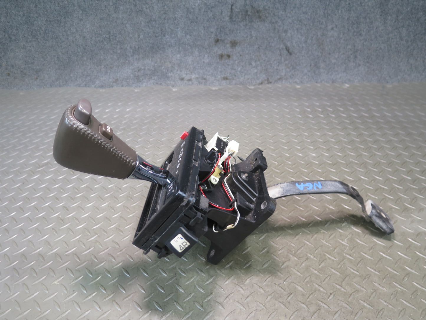 95-97 Nissan Gloria HY33 A/T Automatic Transmission Gear Shifter w Trim OEM