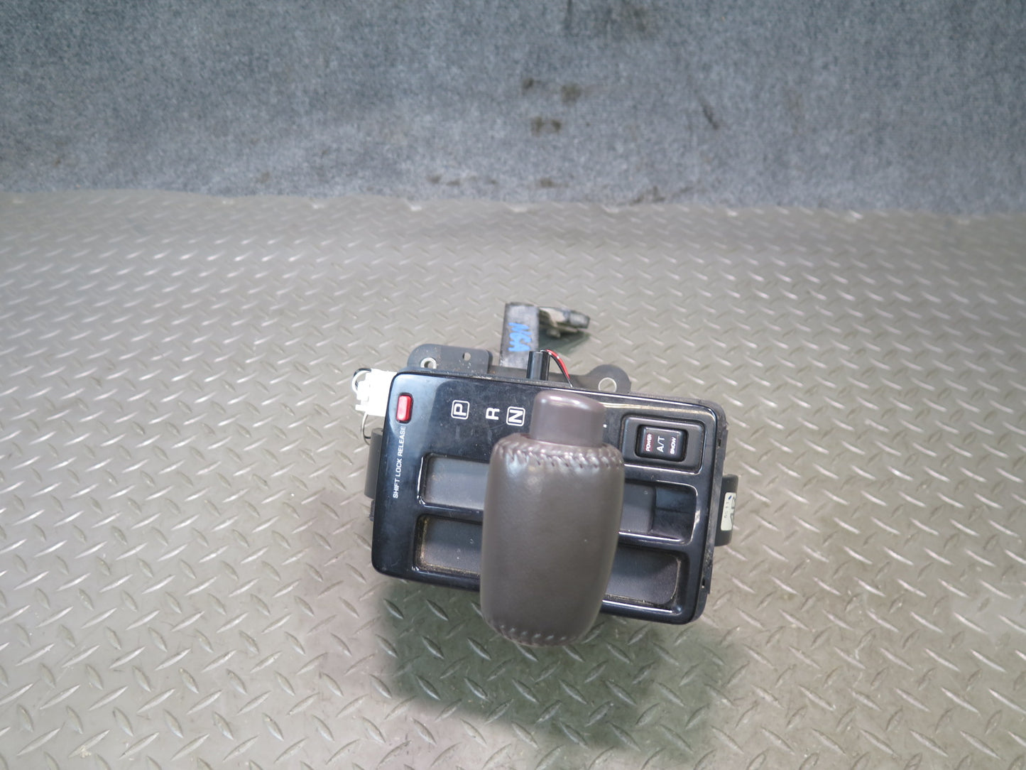 95-97 Nissan Gloria HY33 A/T Automatic Transmission Gear Shifter w Trim OEM