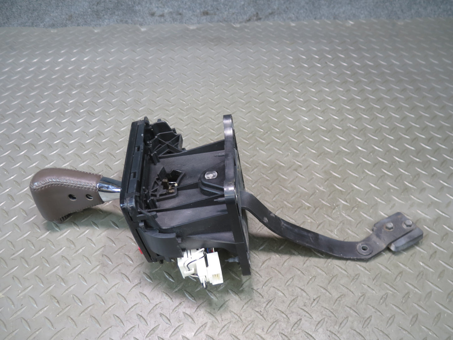 95-97 Nissan Gloria HY33 A/T Automatic Transmission Gear Shifter w Trim OEM
