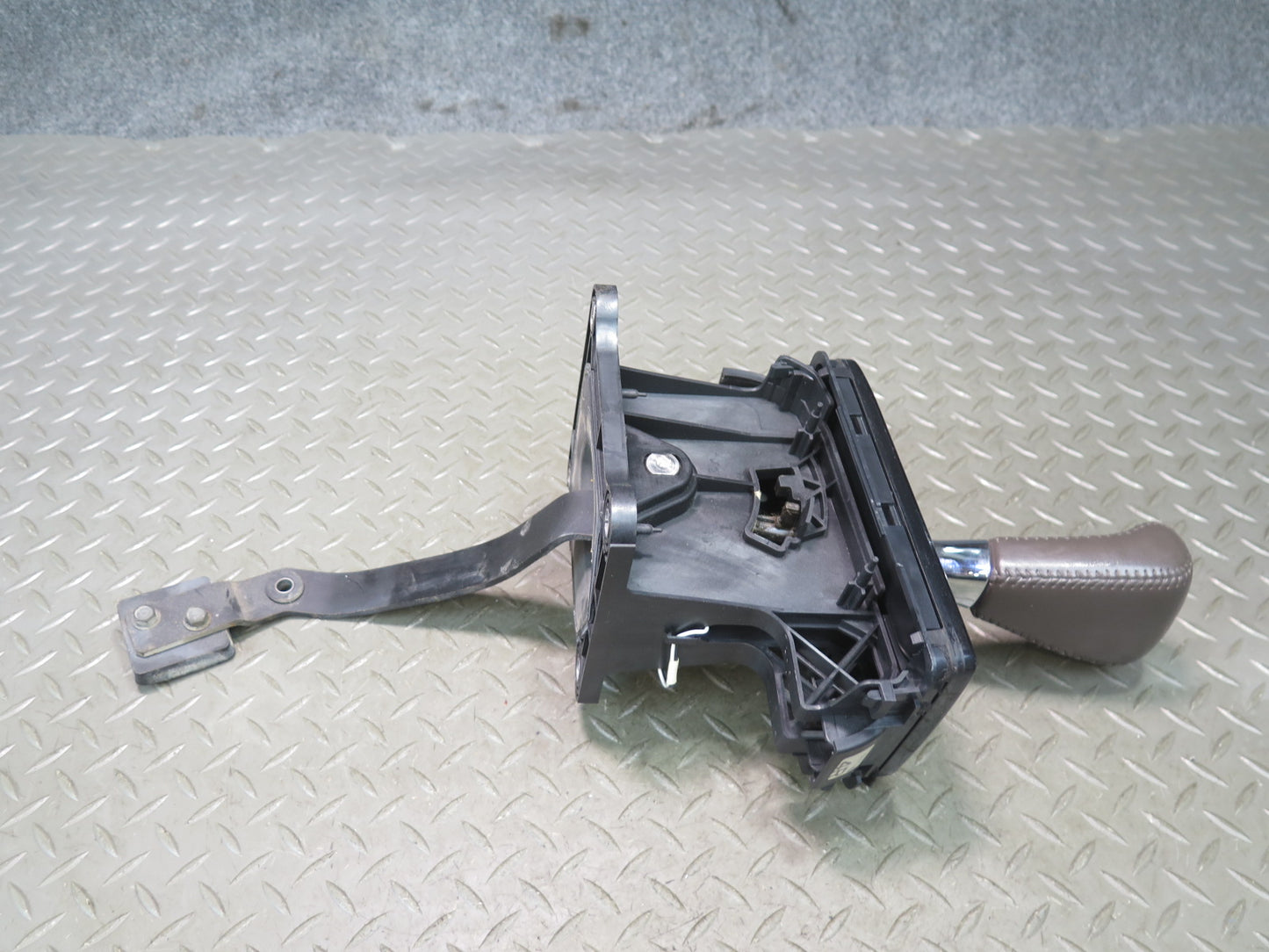 95-97 Nissan Gloria HY33 A/T Automatic Transmission Gear Shifter w Trim OEM