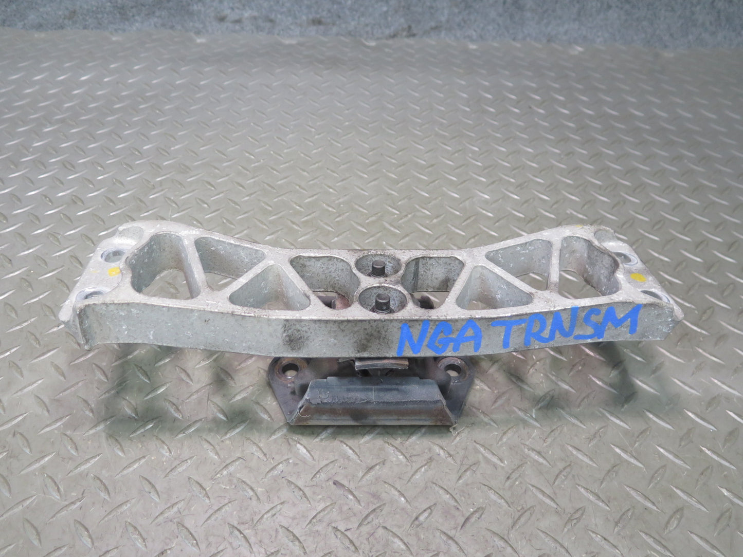 95-97 Nissan Gloria HY33 VQ30DET A/T Transmission Mount Bracket Support OEM