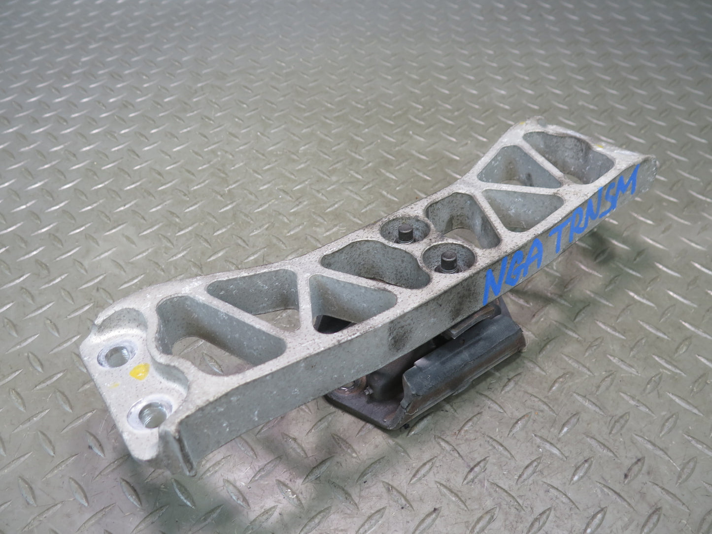 95-97 Nissan Gloria HY33 VQ30DET A/T Transmission Mount Bracket Support OEM