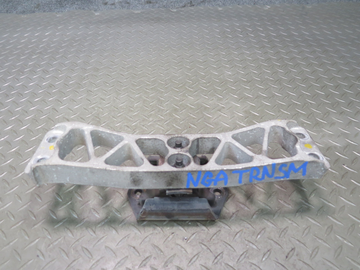 95-97 Nissan Gloria HY33 VQ30DET A/T Transmission Mount Bracket Support OEM