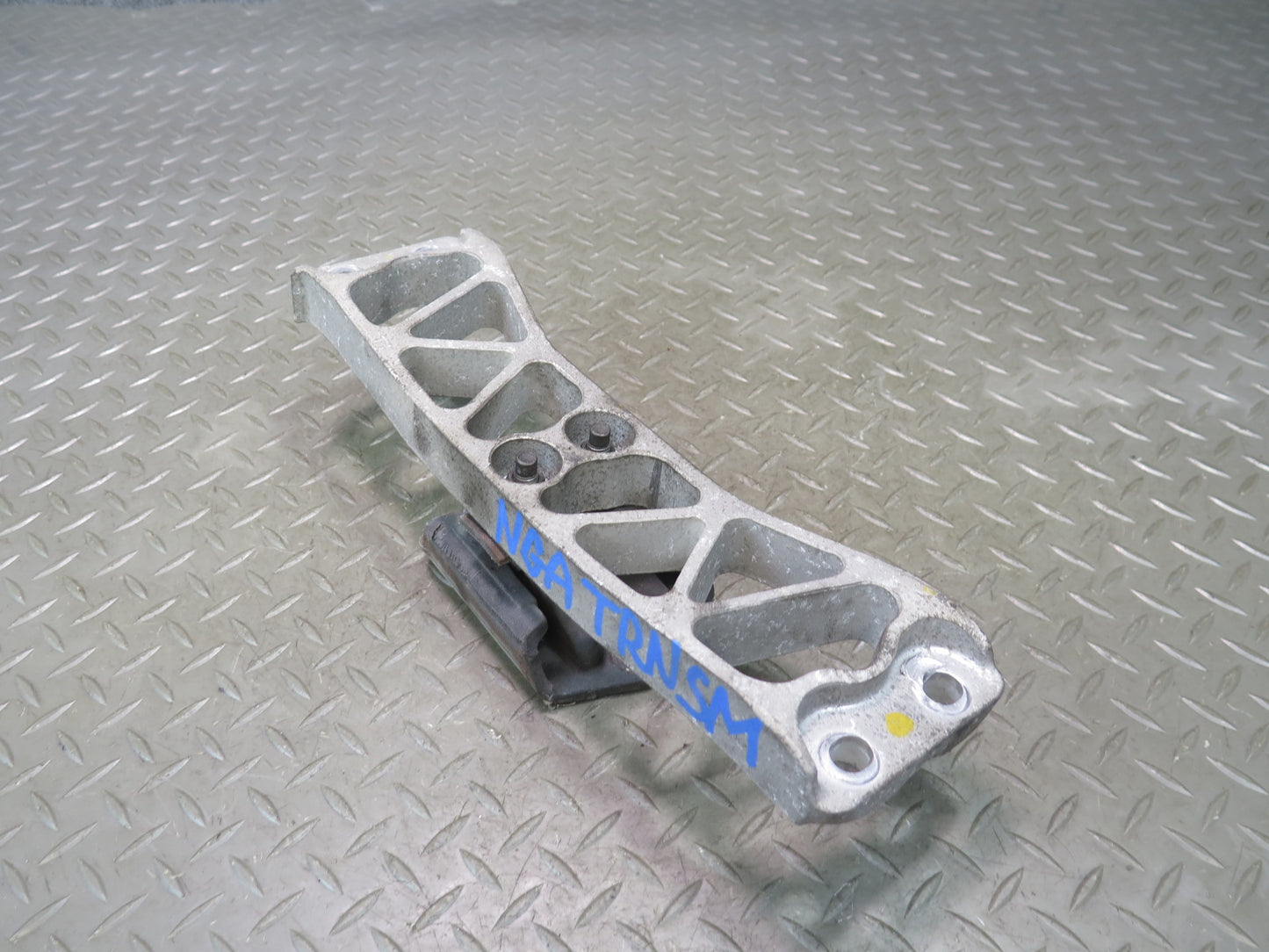 95-97 Nissan Gloria HY33 VQ30DET A/T Transmission Mount Bracket Support OEM