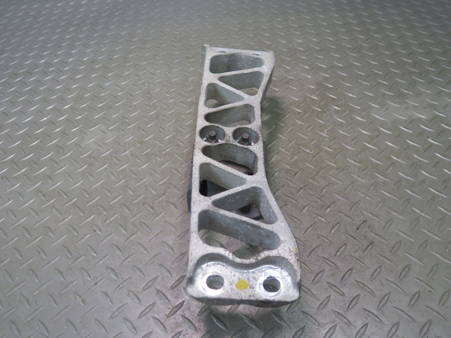 95-97 Nissan Gloria HY33 VQ30DET A/T Transmission Mount Bracket Support OEM