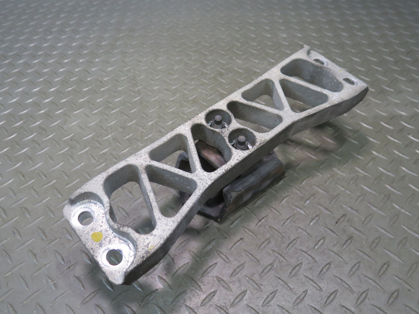 95-97 Nissan Gloria HY33 VQ30DET A/T Transmission Mount Bracket Support OEM