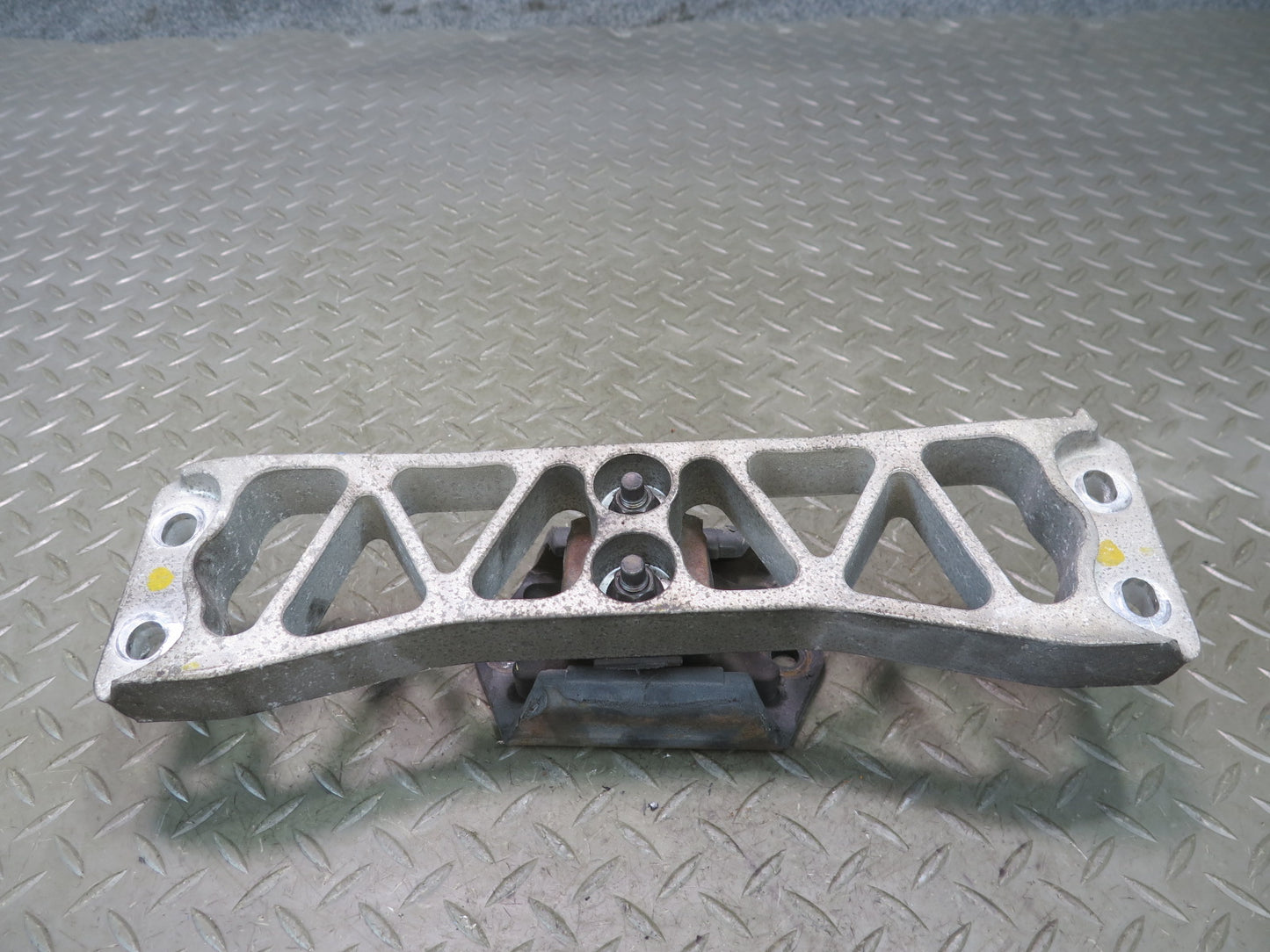 95-97 Nissan Gloria HY33 VQ30DET A/T Transmission Mount Bracket Support OEM