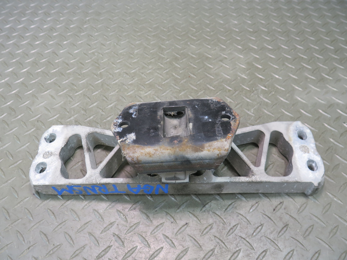 95-97 Nissan Gloria HY33 VQ30DET A/T Transmission Mount Bracket Support OEM
