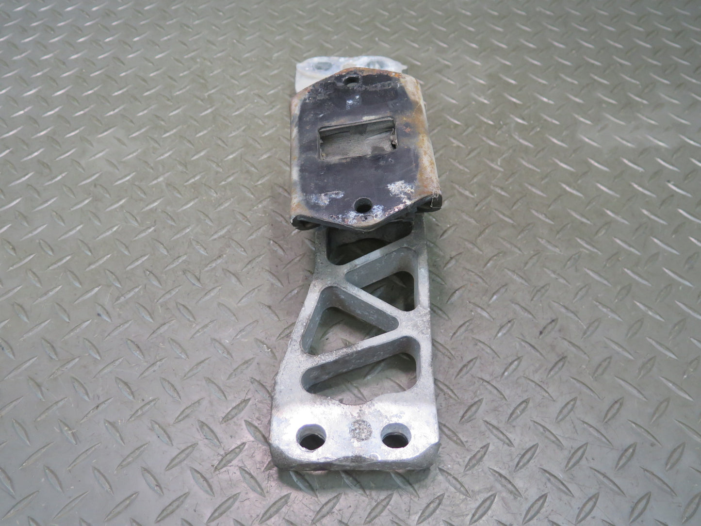 95-97 Nissan Gloria HY33 VQ30DET A/T Transmission Mount Bracket Support OEM